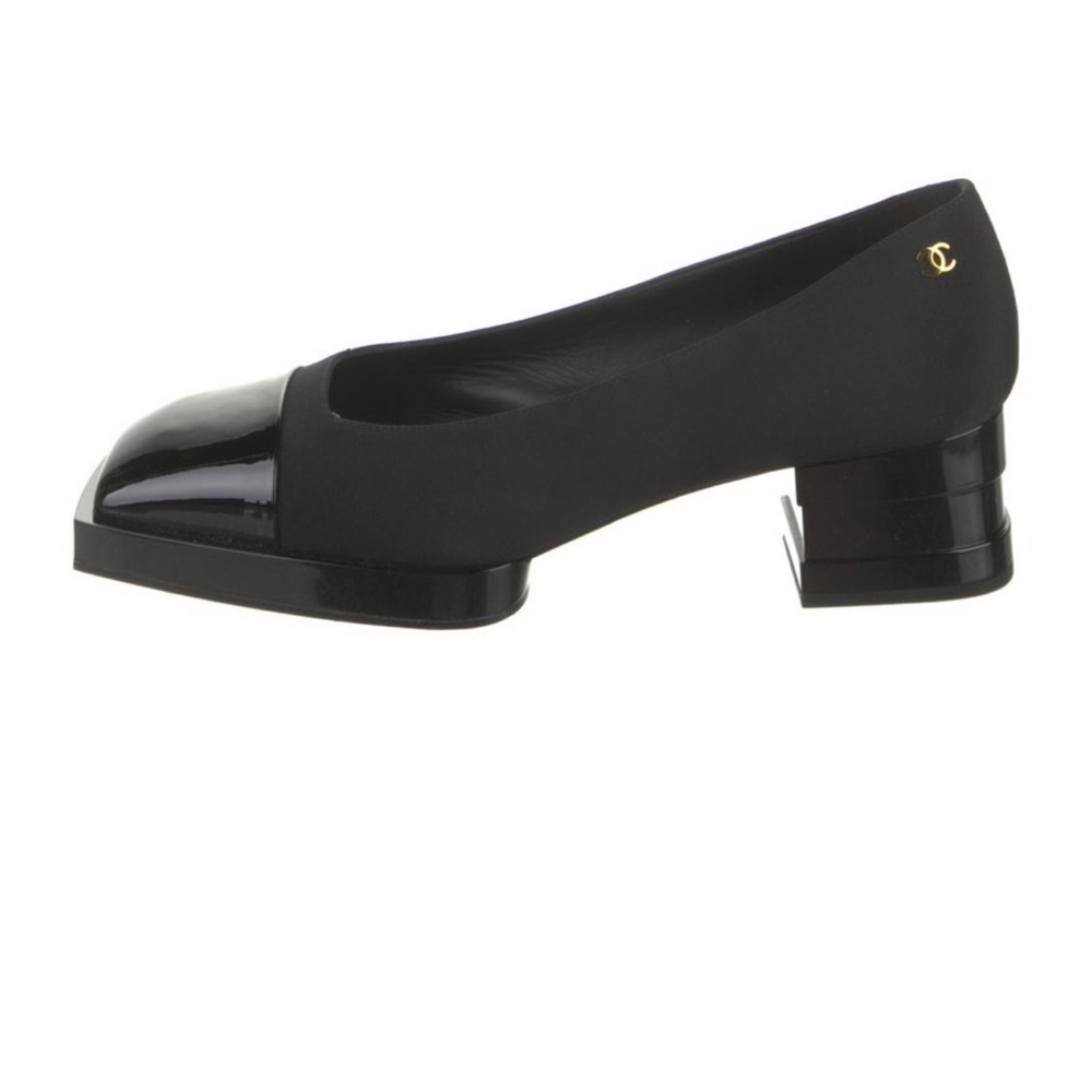Perfect black, Chanel pumps. Very 90s/2000s